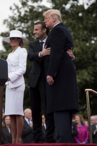 Le 24 avril, le président Macron, à côté de la First Lady Melania, enserre dans ses bras le président Trump, lors de la réception à la Maison Blanche. Politique magazine