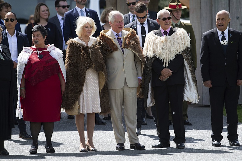 Charles et Camilla portant avec naturel et élégance une cape Maori.
