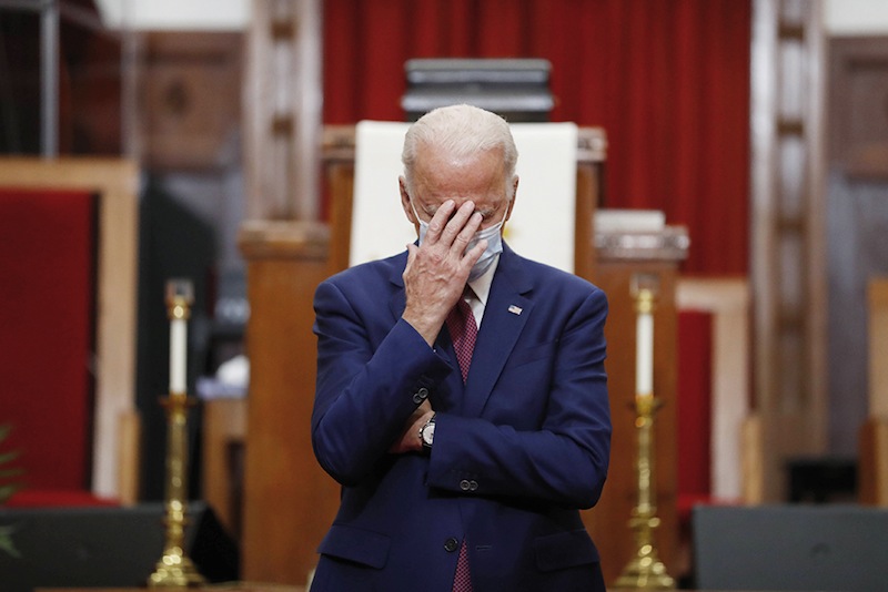 Joe Biden cherchant désespérément comment expliquer que Donald Trump  est l’Antéchrist.