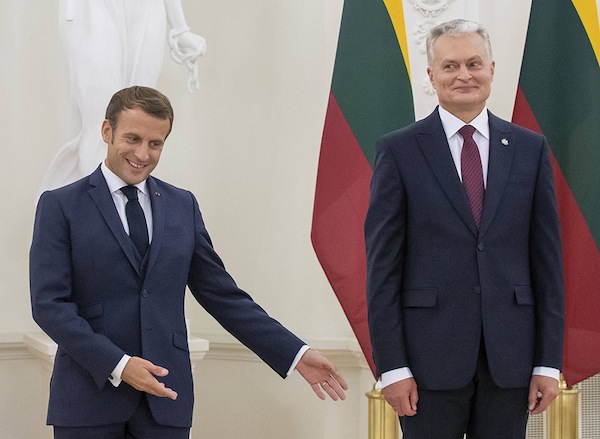 Emmanuel Macron présente sa collection de dirigeants de seconde zone. Il vient de faire l’acquisition, en propriété partagée, d’un président lituanien en parfait état.