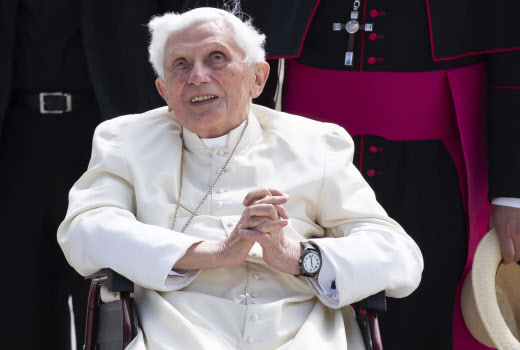 Benoît XVI remet l’église au milieu du village